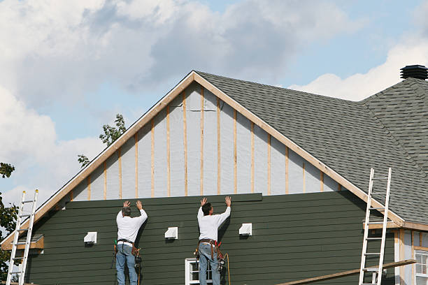 Professional Siding technician working in Frankfort, IL